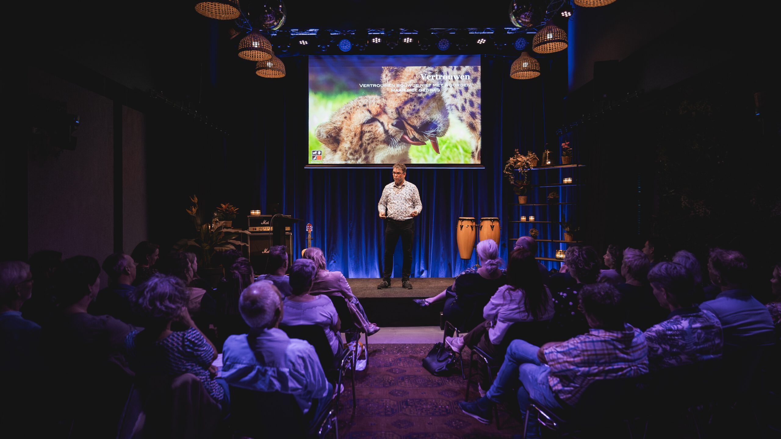 Robert van schie, lezing , trainingen in de praktijk en leren van dieren . Leiderschap met een staartje