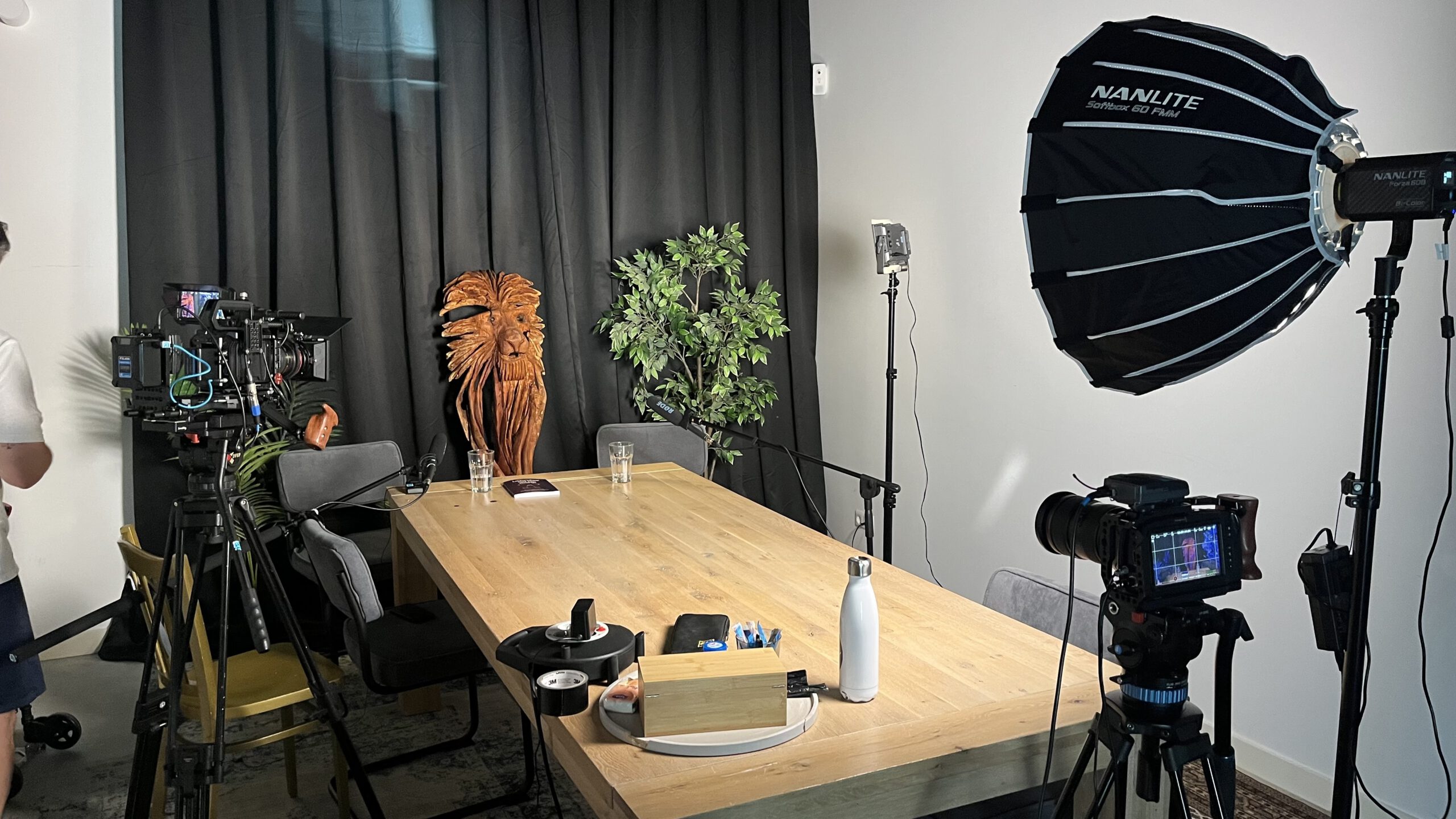 De studio van Podcast met een staartje, met de houten leeuw van Robert