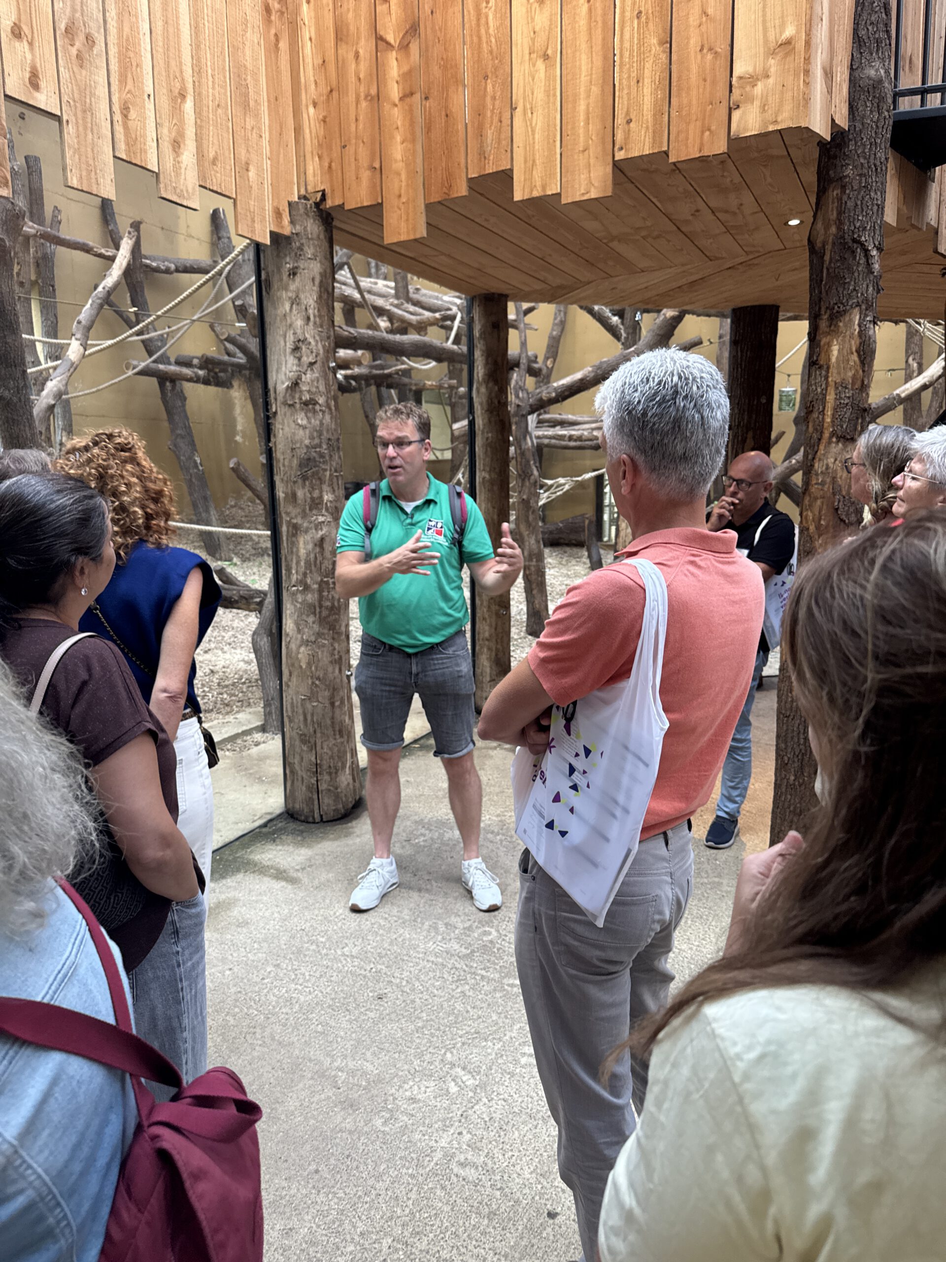 Deelnemers observeren dieren tijdens een teamworkshop